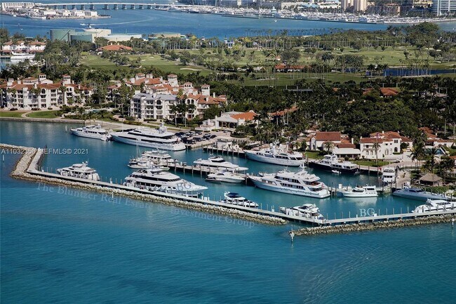 Building Photo - 19126 Fisher Island Dr