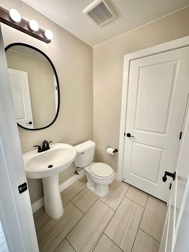 Building Photo - Desert Hills Gem!