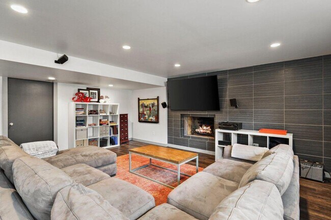 Building Photo - Mid-Century Home