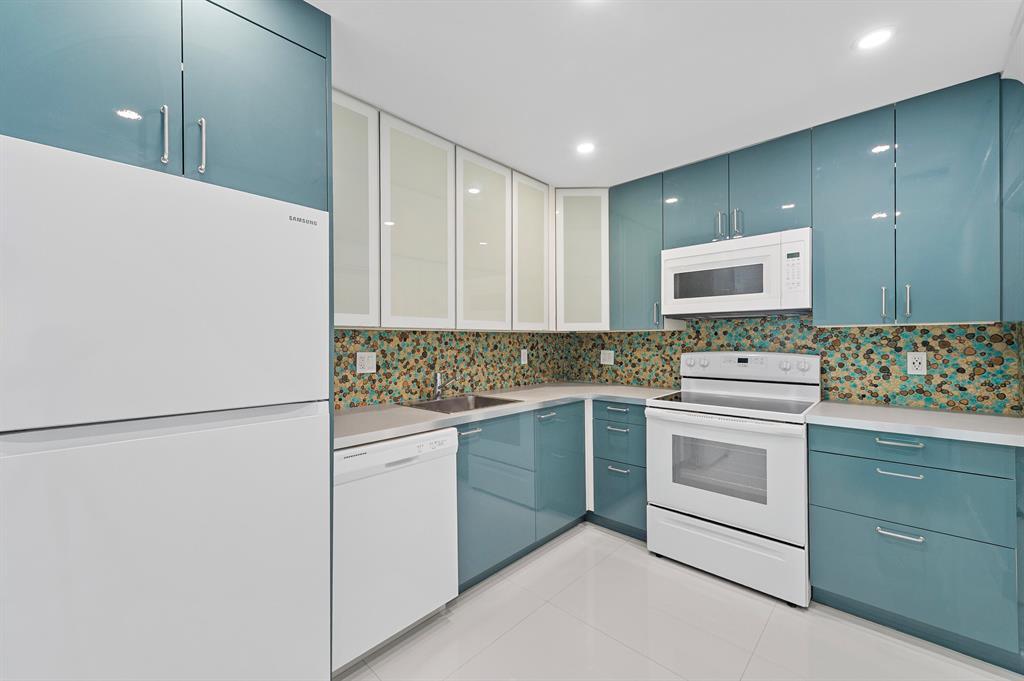 Building Photo - 3220 Bayview Dr