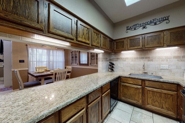 Building Photo - Adorable 3 Bed Townhome Pre-Leasing July 2026!