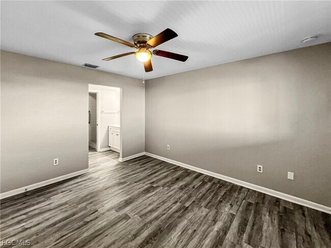 Building Photo - 4530 SW 10th Ave