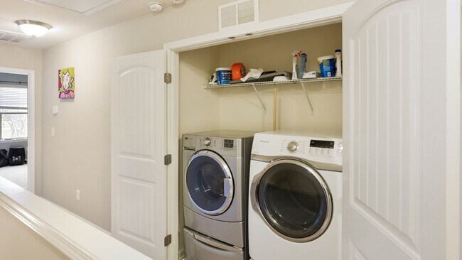 Building Photo - Stylish and Spacious 3bd/2.5ba Townhome w/ Garage in SE Durham!
