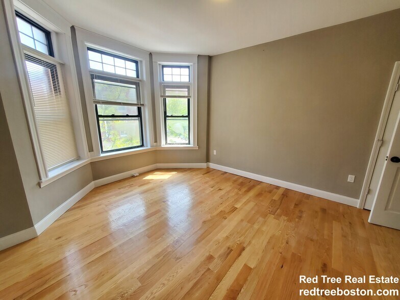 Building Photo - 1914 Beacon St