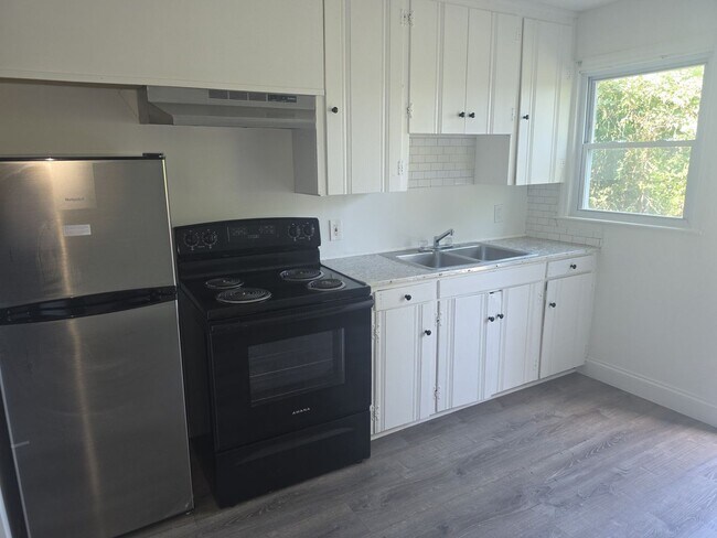 Building Photo - 1 Bedroom Available now!