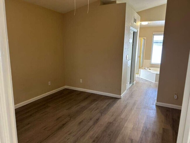 Building Photo - 15822 N 5th Ave