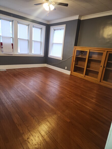 Building Photo - 8711 S Kingston Ave