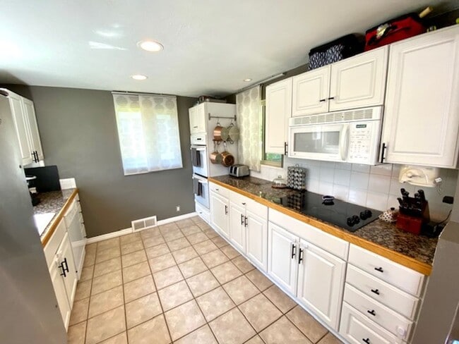 Building Photo - Amazing Littleton Bungalow