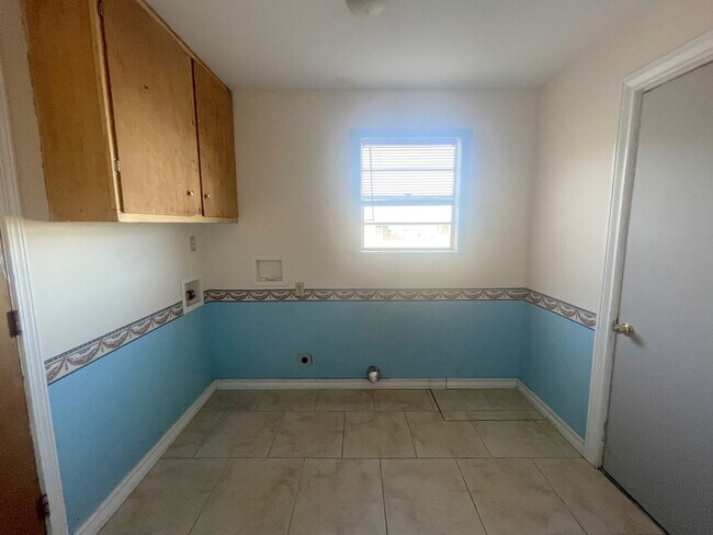 Building Photo - Large 4 Bed 2 Bath on Chapman DR