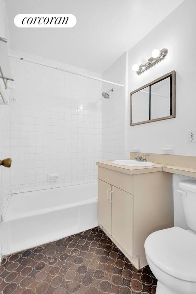 Building Photo - 310 W 89th St