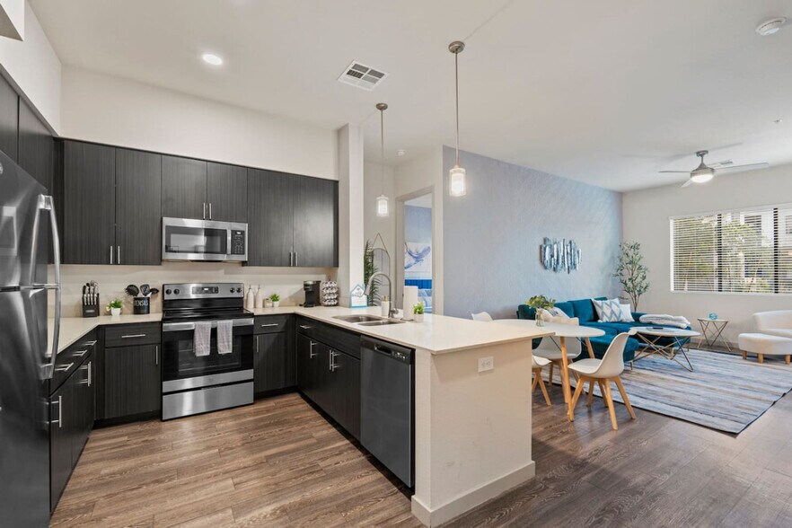 Building Photo - 500 W Broadway Rd