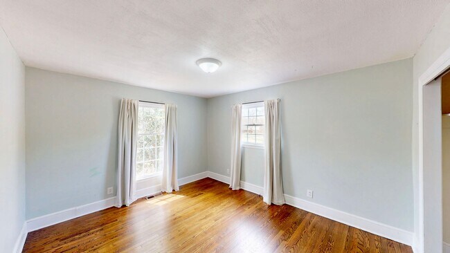 Building Photo - 6821 View Way Dr