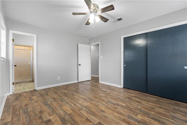 Building Photo - 207 Cache Cir