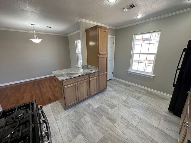 Building Photo - 2010 S Milam St