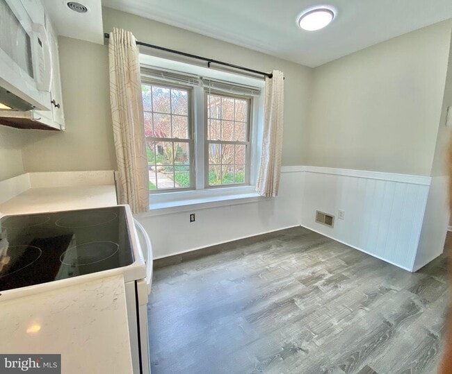 Building Photo - 10323 Hampshire Green Ave