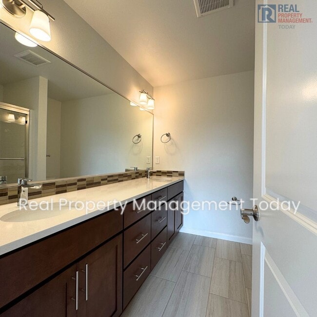 Building Photo - Beautiful 2 bed & 2.5 bath condo in Kent!!