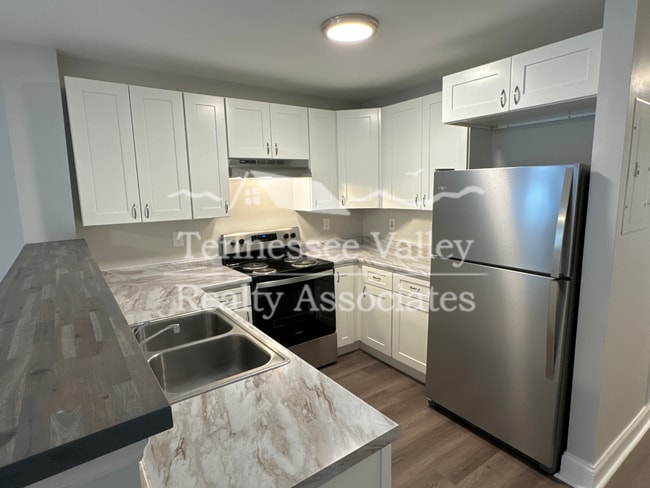 Building Photo - ALL NEW! Renovated, Move In Ready 1 bed/1 ...