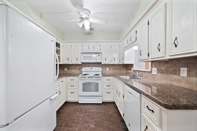 Building Photo - 523 S Rivershire Dr