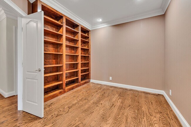 Building Photo - Newly Renovated Condo in The Westende with...