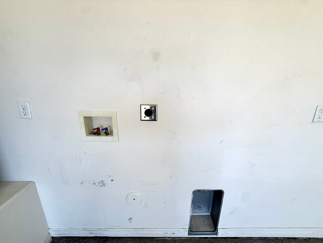 Building Photo - Great 3 Bedroom, 2 Bathroom Home Centrally Located- Available Now!