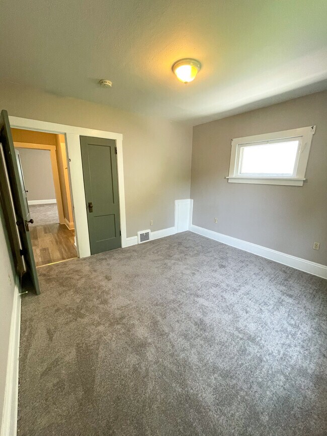 Building Photo - 2053 Robin St