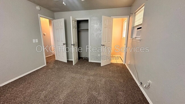 Building Photo - 8417 S Villa Ave