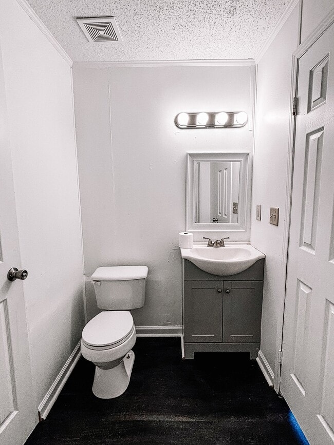 Building Photo - Spacious 4-Bed, 3-Bath Retreat on Greenhill Rd – 2000 Sq Ft of Charleston Charm!