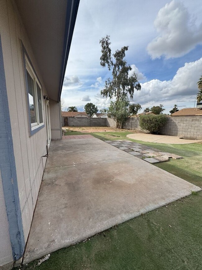 Building Photo - CORNER LOT 3 BEDROOM PLUS DEN WITH FIREPLACE AND LARGE YARD