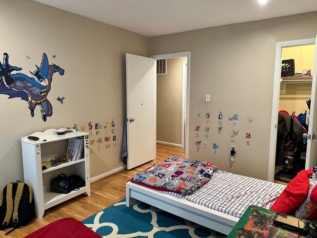 Building Photo - 4933 Casimir St