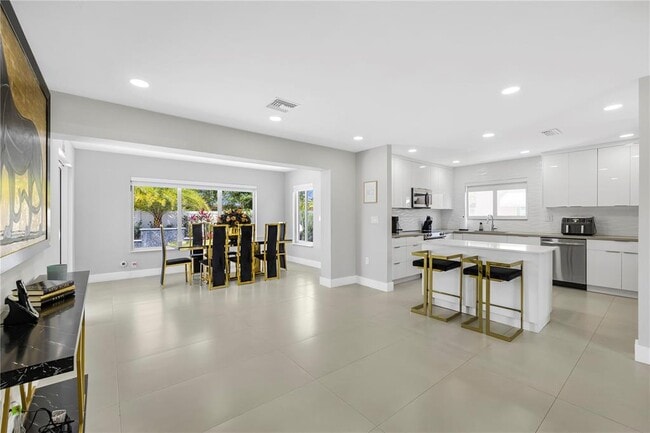 Building Photo - 1104 N 13th Ter