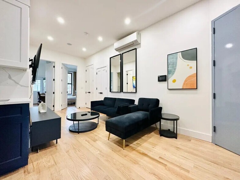 Building Photo - Furnished room/NOT APARTMENT