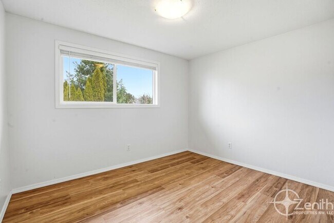 Building Photo - 13801 NE 40th St