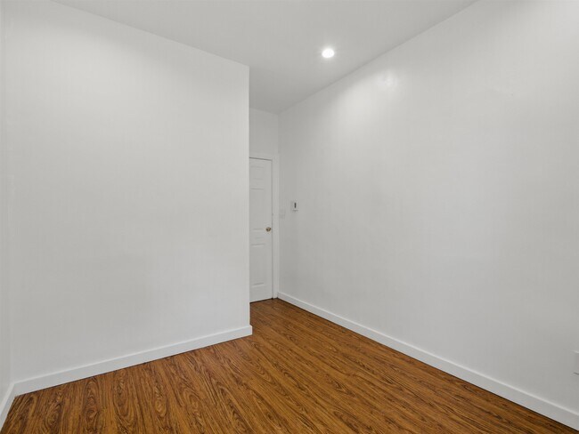 Building Photo - 712 22nd St