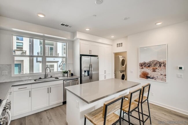 Building Photo - Coming Soo!! Beautiful 4bed/3bath Townhome in Fashion Valley **Move in Special Half off 1st month...