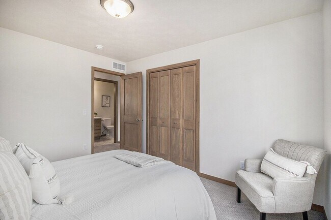 Building Photo - 5702 E Avett Pl