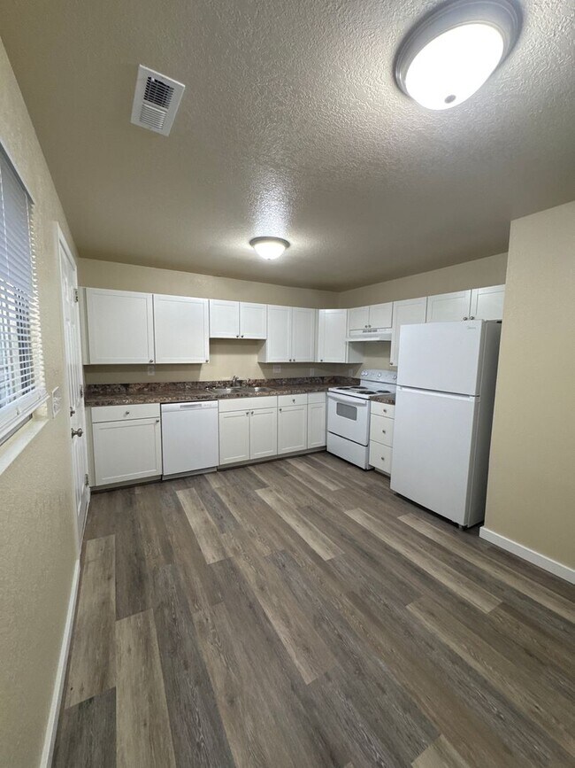 Building Photo - 75 E 860 S