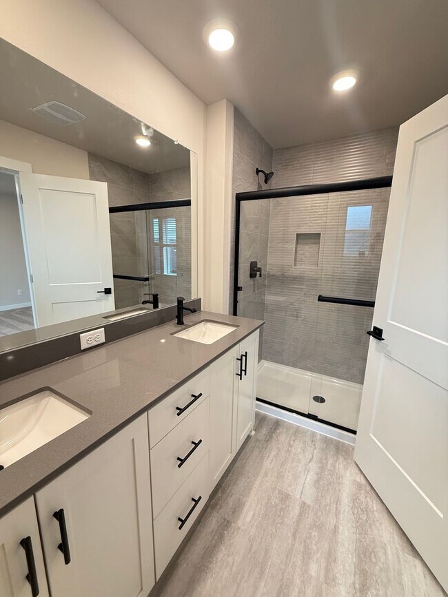 Building Photo - Brand New Stunning 5 Bed/3 Bath Home - Steven's Ranch