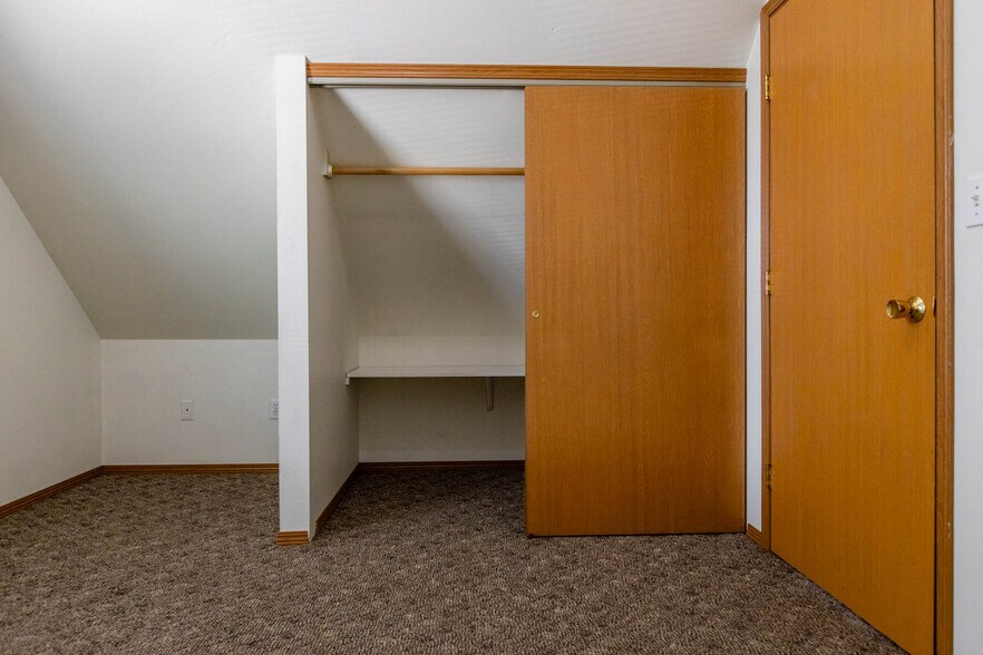 Up stairs large bedroom - 1608 N Brook Ct