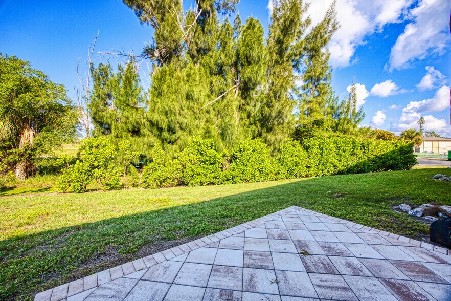 Building Photo - 16840 Sanibel Sunset Ct
