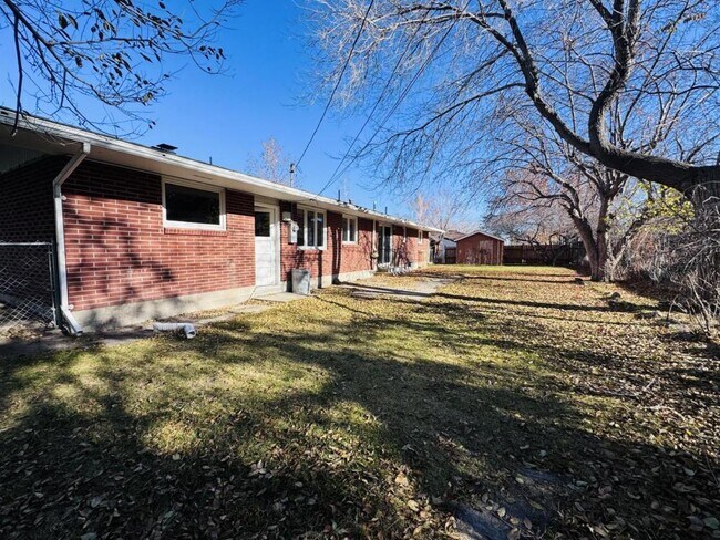 Building Photo - 1819 5th Ave