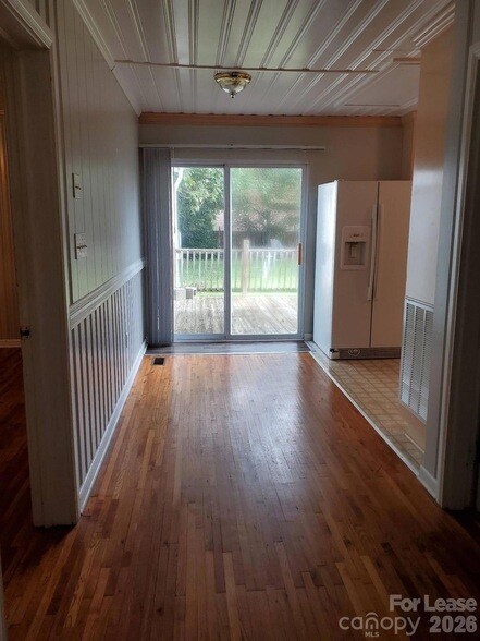 Building Photo - 1506 Wayside Dr