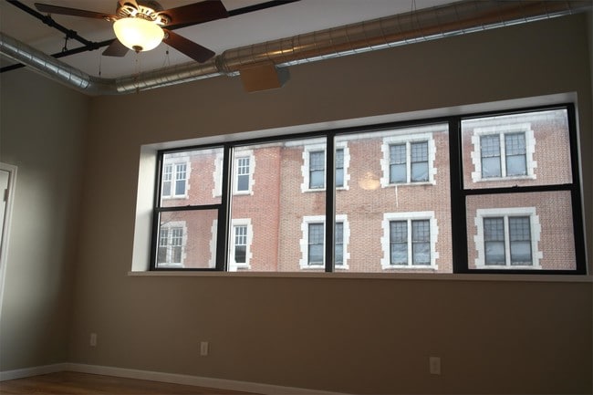 Building Photo - 1808 5th Ave