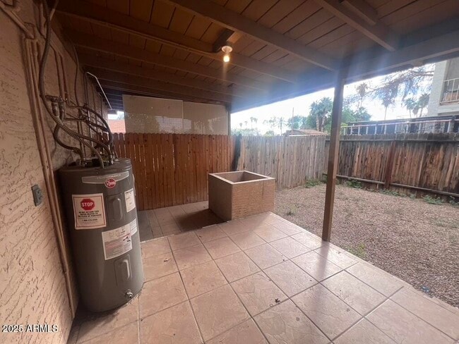 Building Photo - 526 S Mesa Dr