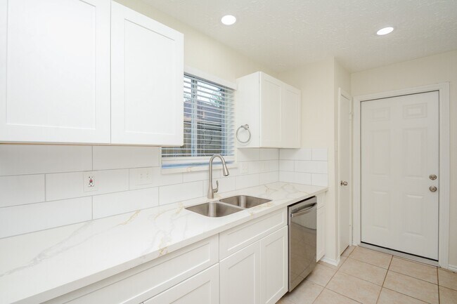 Building Photo - 6111 Ryegate Dr