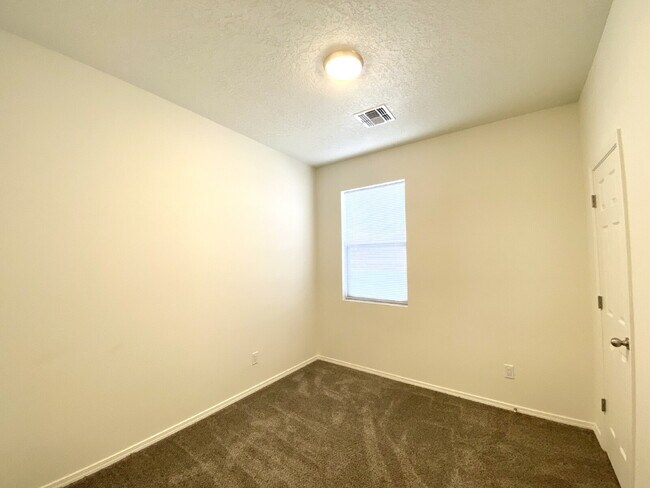 Building Photo - MUST SEE 3BR/2Bath