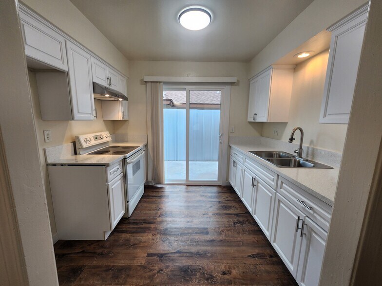 Kitchen - 431 S Simpson Ave