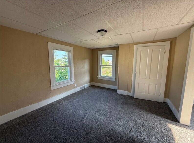 Building Photo - 303 E Lutton St