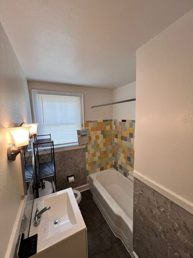 Building Photo - MOVE IN READY!