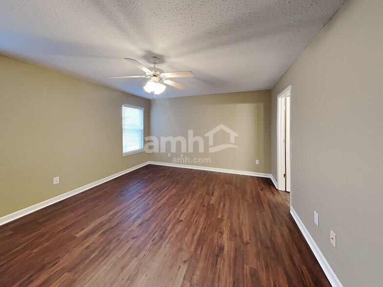 Building Photo - 657 Blue Meadow Dr