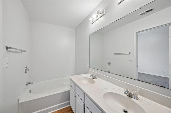 Building Photo - 725 Crestwell Cir